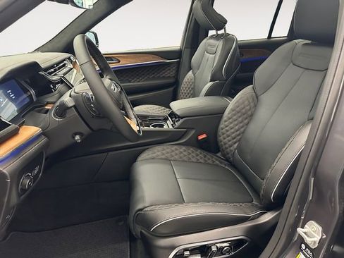 New 2025 Jeep Grand Cherokee Summit image 9