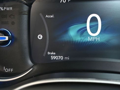 Used 2024 Chrysler Pacifica Select image 32