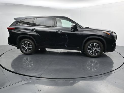 Used 2022 Toyota Highlander XLE AWD/4WD image 9