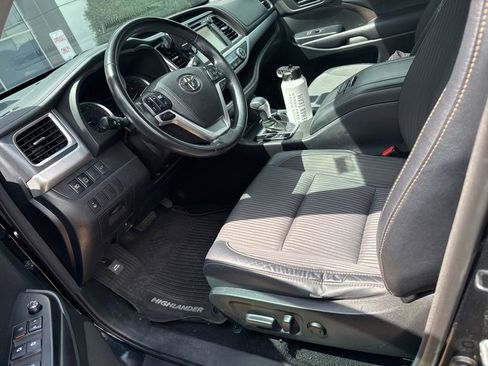 Used 2017 Toyota Highlander Plus AWD/4WD image 4