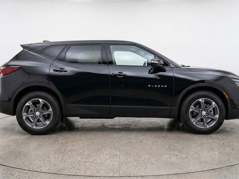 Used 2025 Chevrolet Blazer LT FWD image 11