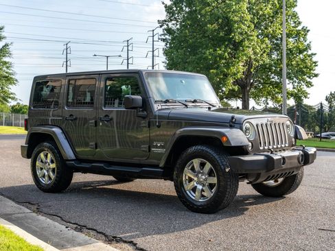 Used 2016 Jeep Wrangler Unlimited Sahara AWD/4WD image 4