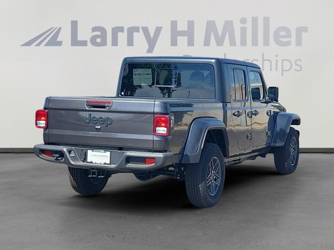 New 2025 Jeep Gladiator Sport image 5