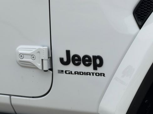 Used 2024 Jeep Gladiator Sport AWD/4WD image 5