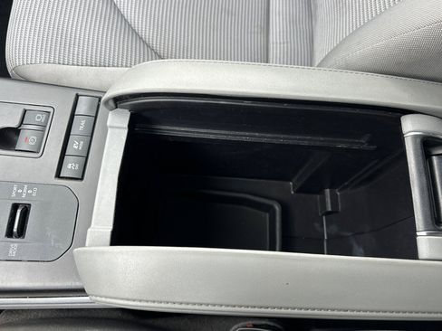 Used 2021 Toyota Highlander LE image 32