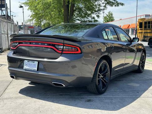 Used 2018 Dodge Charger SXT w/ Blacktop Package RWD image 5