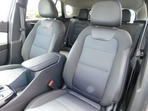 Used 2025 Chevrolet Trax LT w/ LT Convenience Package FWD image 14