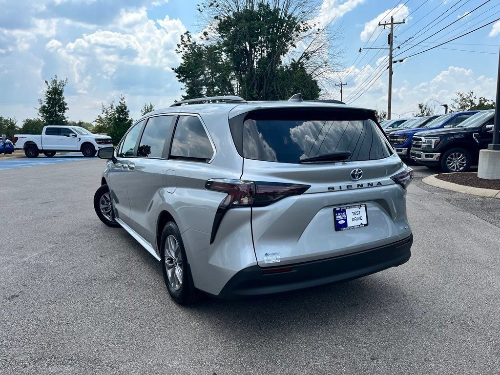 Used 2025 Toyota Sienna XLE FWD image 4