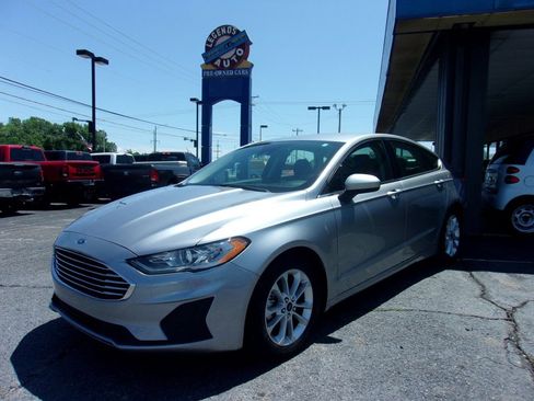 Used 2020 Ford Fusion SE image 1