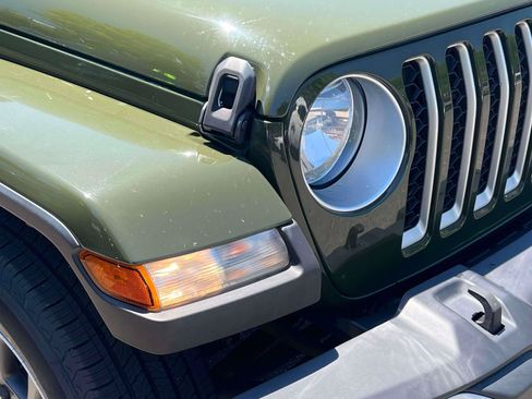 Used 2021 Jeep Gladiator Overland AWD/4WD image 6