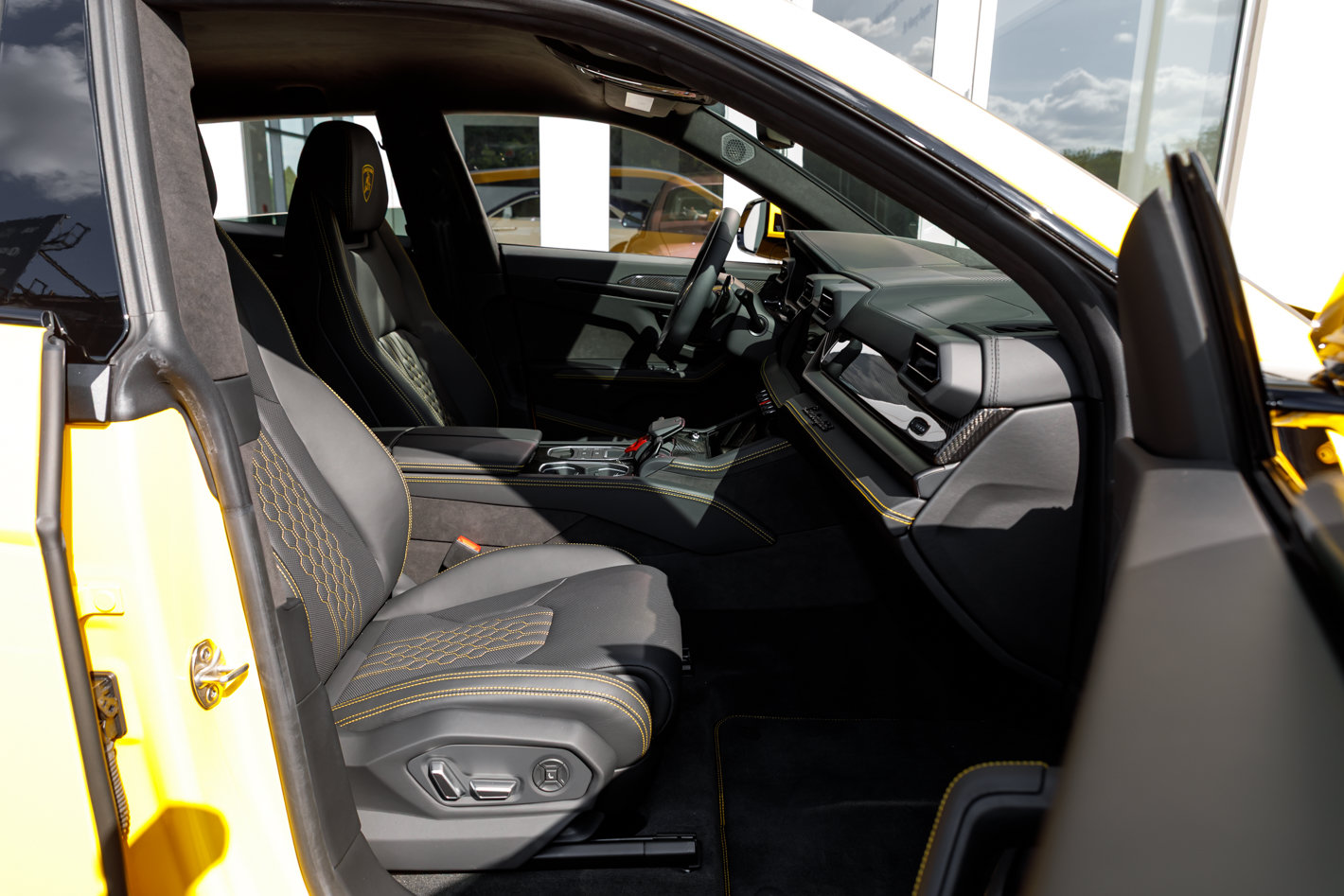 Used 2025 Lamborghini Urus S AWD/4WD image 46
