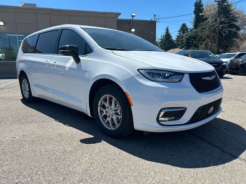 Used 2025 Chrysler Pacifica Select image 3