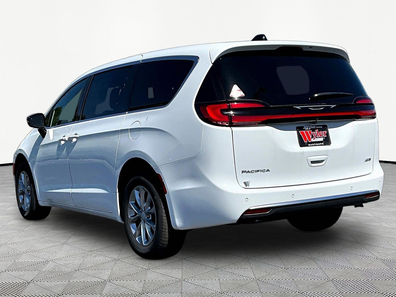 New 2027 Chrysler Pacifica Select AWD/4WD image 4