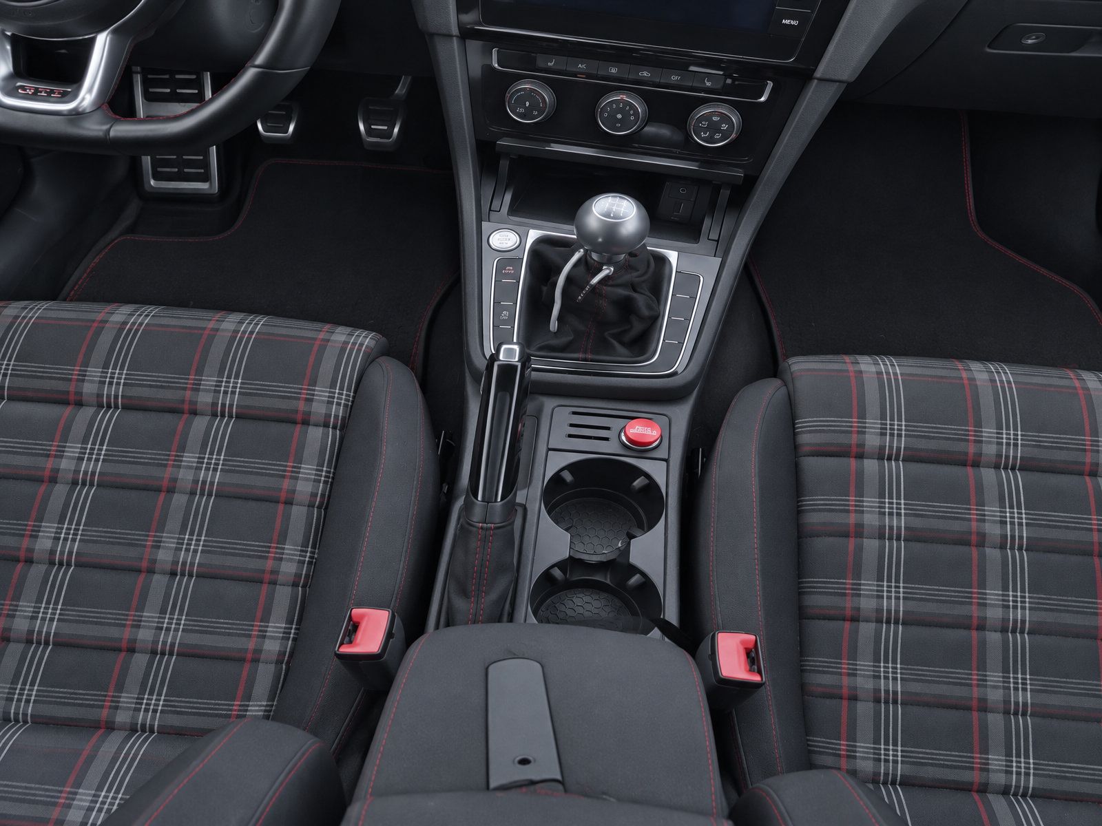 Used 2018 Volkswagen GTI SE FWD image 17