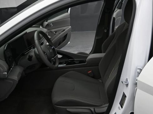 Used 2025 Hyundai Elantra SEL FWD image 14
