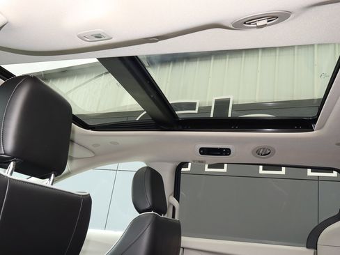 Used 2023 Chrysler Pacifica Limited image 9