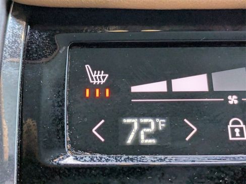 Certified 2023 Volvo XC60 B5 Ultimate w/ Climate Package image 17