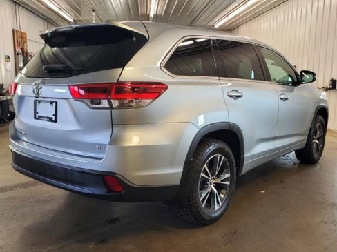 Used 2017 Toyota Highlander LE w/ Carpet Mat Package AWD/4WD image 3