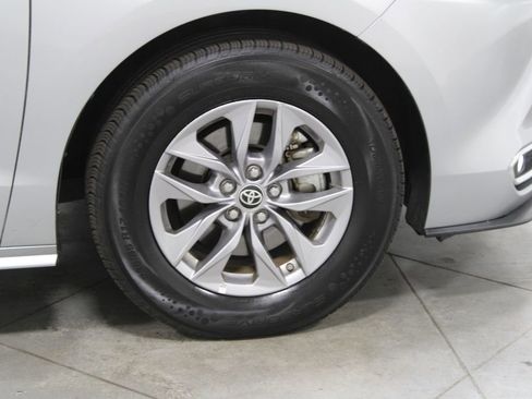 Used 2024 Toyota Sienna XLE image 12