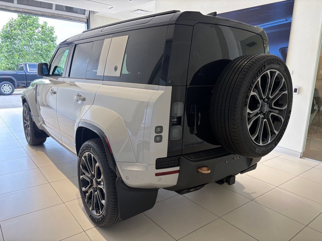 New 2026 Land Rover Defender 110 AWD/4WD image 2