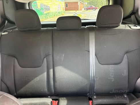 Used 2017 Jeep Renegade Latitude FWD image 21