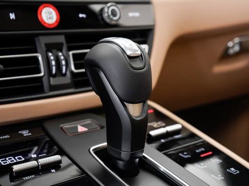 Certified 2025 Porsche Macan AWD/4WD image 21