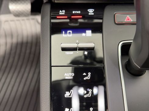 Certified 2025 Porsche Macan image 19