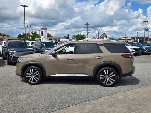Used 2024 Nissan Pathfinder Platinum w/ Black Appearance Package AWD/4WD image 4