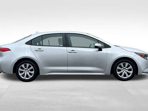 Used 2021 Toyota Corolla LE image 3