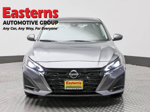 Used 2024 Nissan Altima 2.5 SV w/ SV Premium Package AWD/4WD image 2
