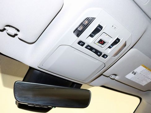 Used 2020 Toyota Highlander XLE image 23