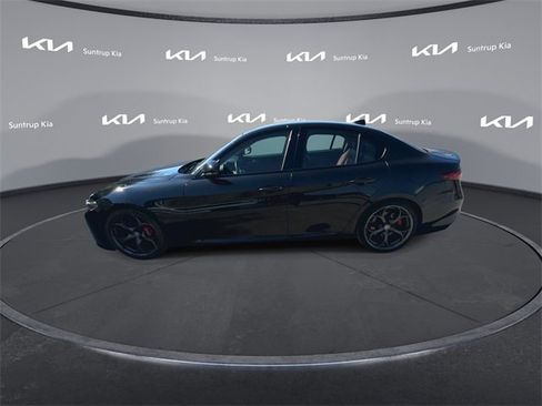 Used 2017 Alfa Romeo Giulia Ti w/ TI 19" Sport Package image 11