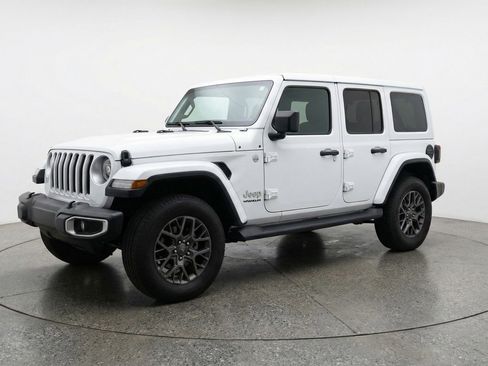 Used 2025 Jeep Wrangler Sahara image 3