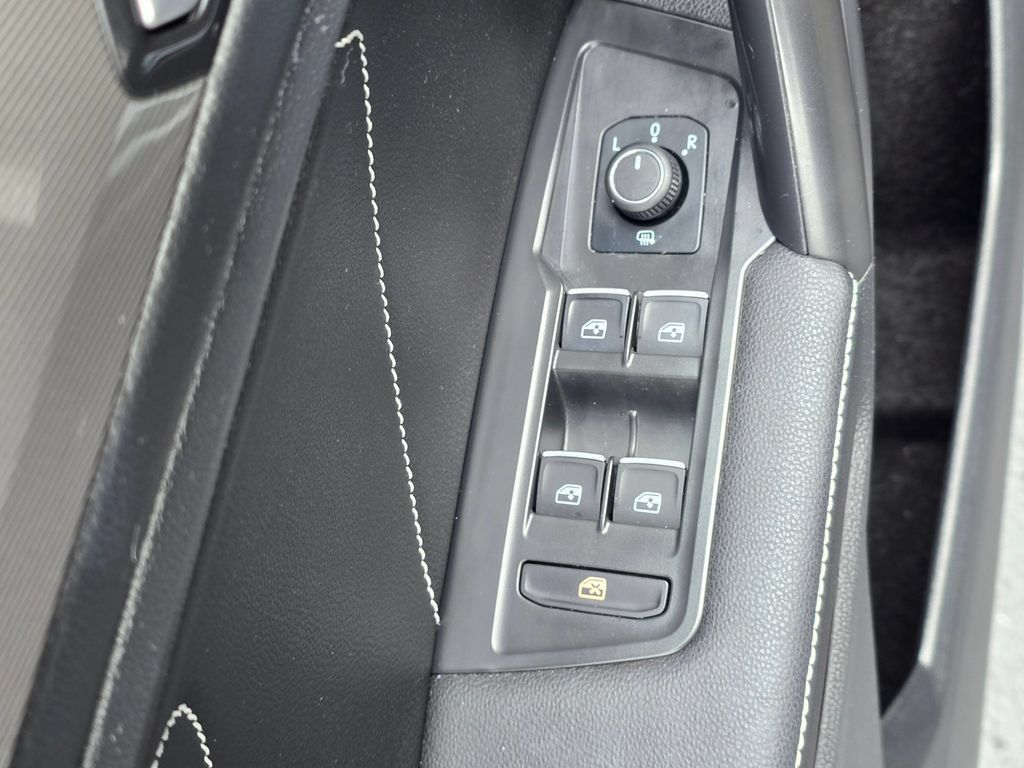 Used 2022 Volkswagen Tiguan SE AWD/4WD image 16