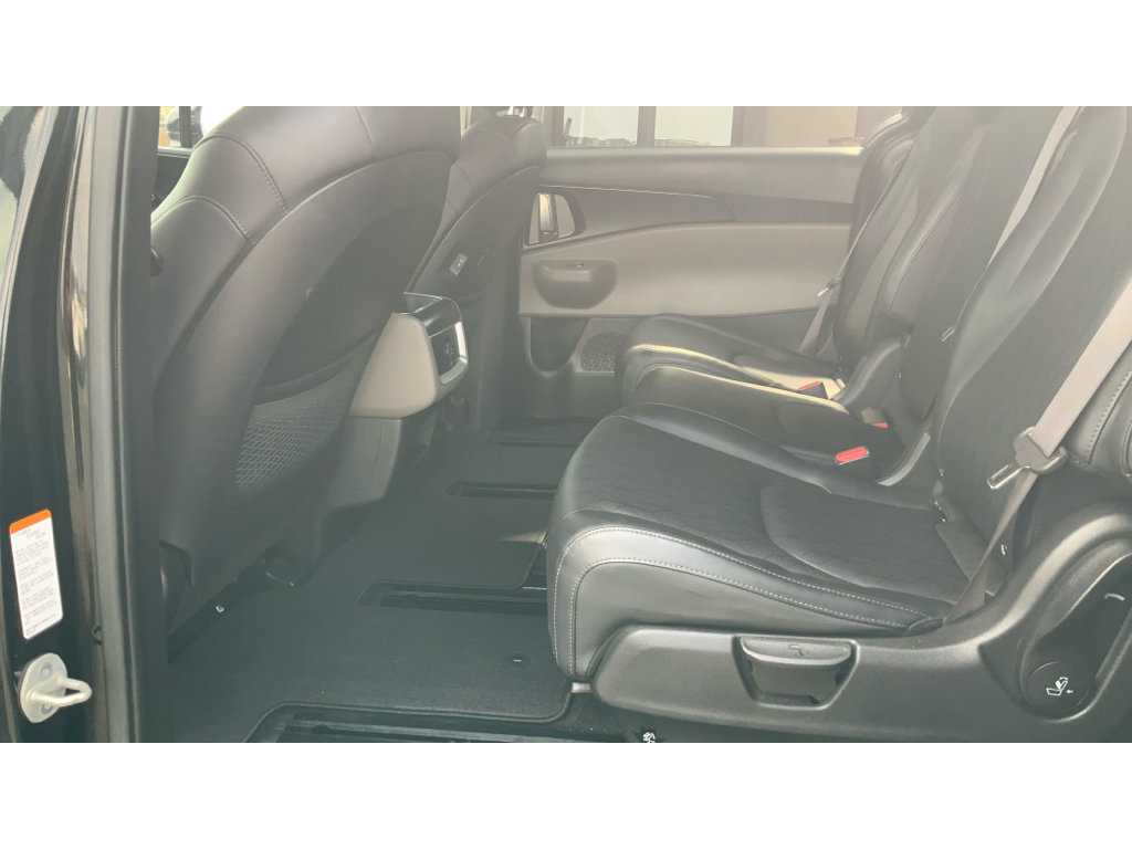 Used 2025 Kia Carnival FWD image 15