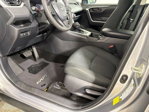 Used 2021 Toyota RAV4 LE FWD image 9