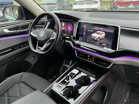 Used 2024 Volkswagen Atlas Peak Edition SE AWD/4WD image 20