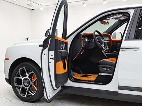 Used 2023 Rolls-Royce Cullinan Black Badge AWD/4WD image 6