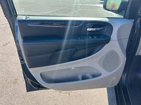 Used 2014 Chrysler Town & Country Touring-L w/ Driver Convenience Group image 14