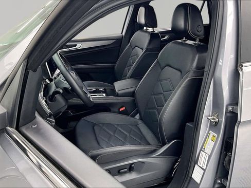 Used 2025 Volkswagen Atlas Cross Sport SE image 25