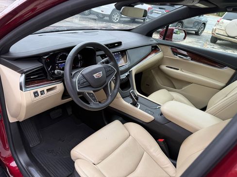 Used 2017 Cadillac XT5 Luxury w/ Driver Awareness Package image 4