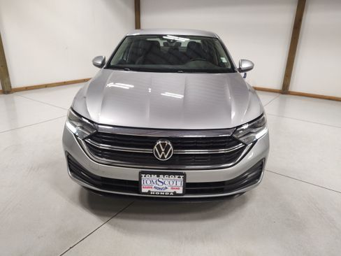 Used 2024 Volkswagen Jetta SE FWD image 3