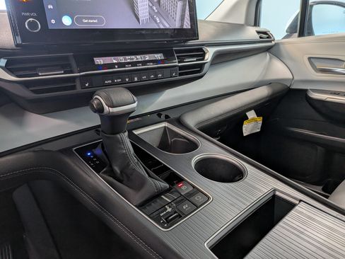 Certified 2025 Toyota Sienna XLE FWD image 28