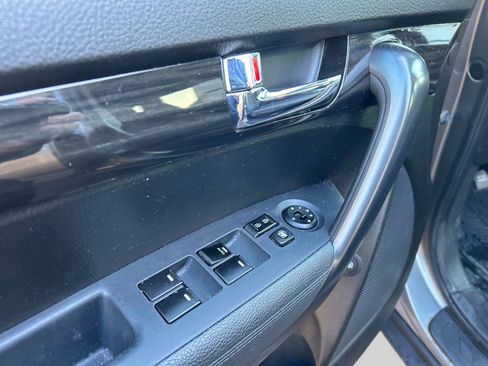Used 2013 Kia Sorento LX w/ Convenience Pkg image 16