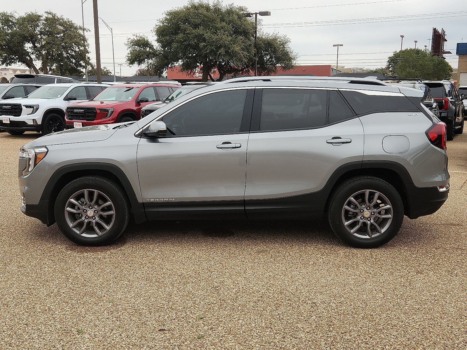 Used 2024 GMC Terrain SLT AWD/4WD image 2