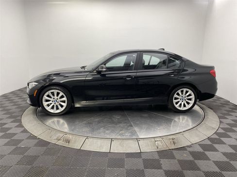 Used 2018 BMW 320i xDrive 320i xDrive w/ Sport Package image 16