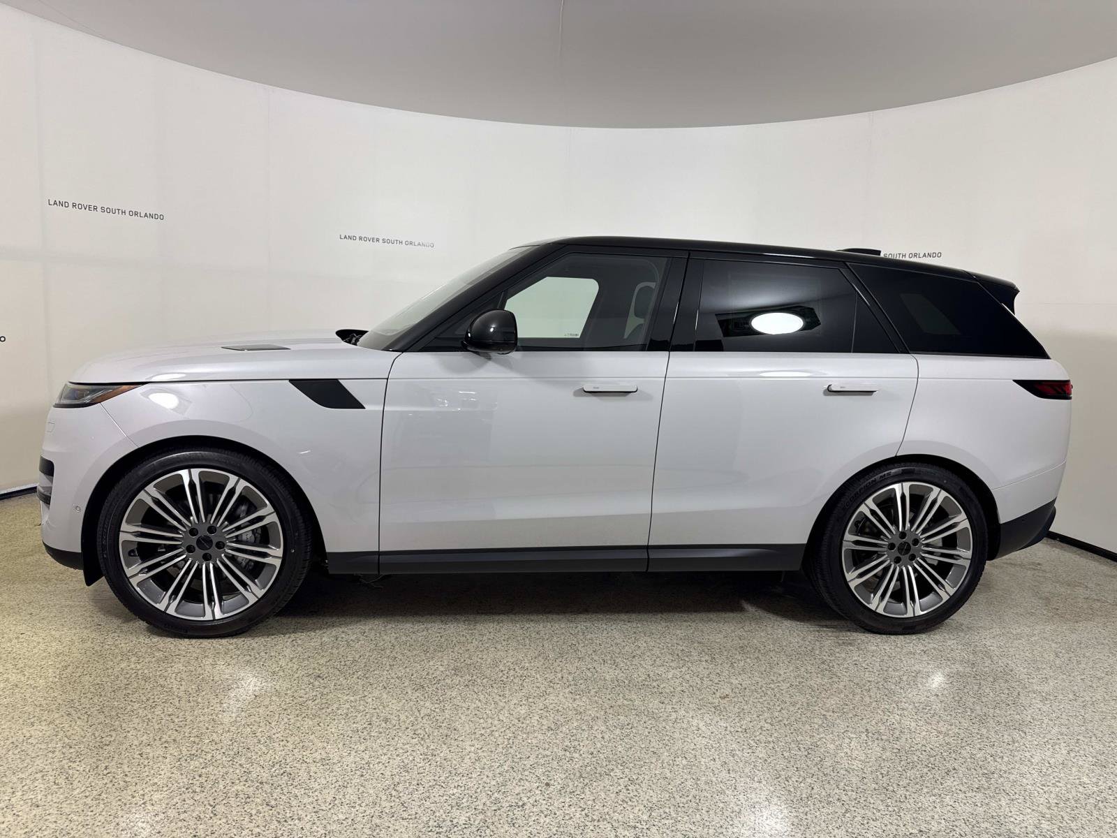New 2027 Land Rover Range Rover Sport SE AWD/4WD image 2
