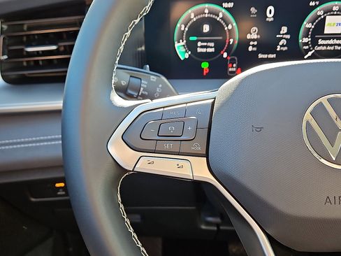 New 2026 Volkswagen Tiguan SE image 16