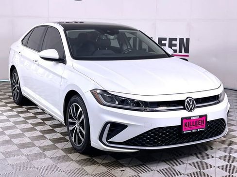 Used 2025 Volkswagen Jetta SE w/ Sunroof Package image 9