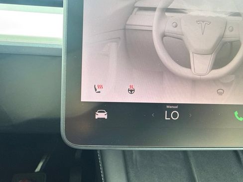 Used 2021 Tesla Model Y Long Range AWD/4WD image 23